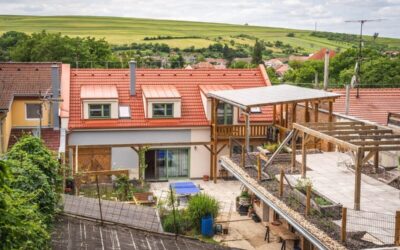 Dřevostavba v řadové zástavbě - pohled ze zahrady