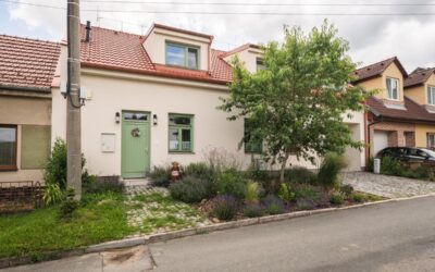 Dřevostavba v řadové zástavbě - přední pohled